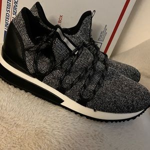 NWOT Mens running shoes